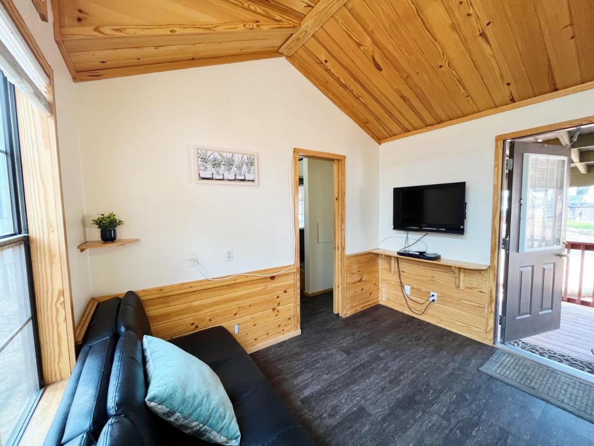 Sally'S Cabin Is A Quaint Two Bedroom Tiny Home Woodland Park Exterior photo